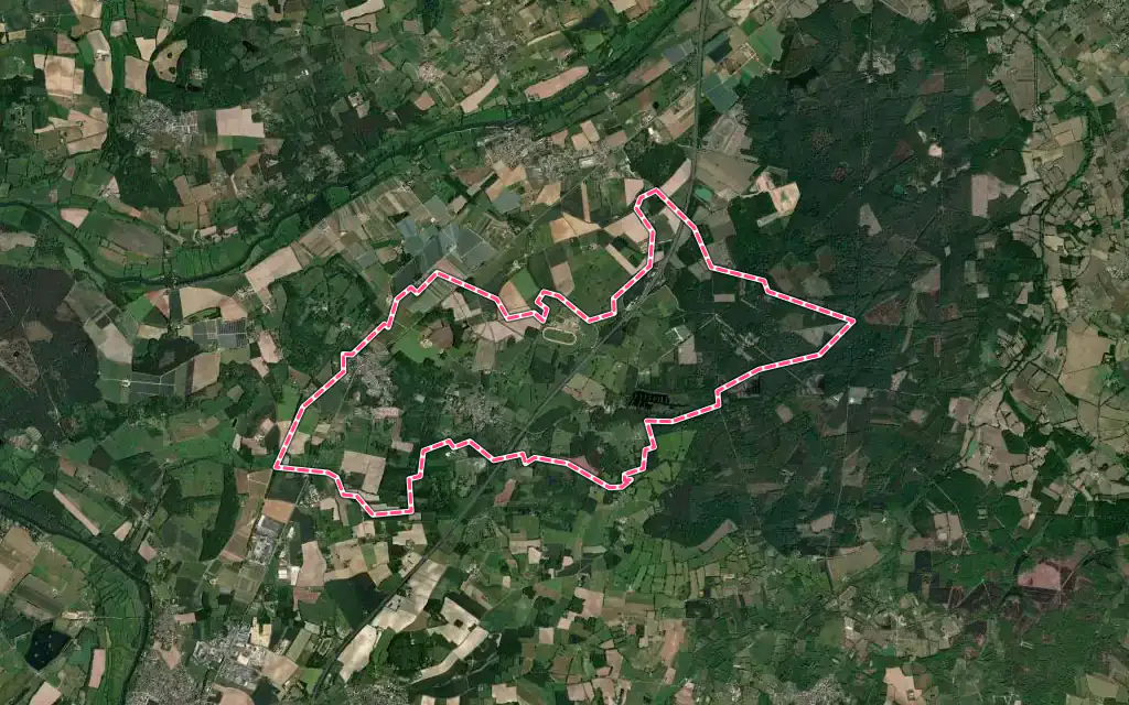 Vue satellite de La Chapelle-Saint-Laud avec ses contours administratifs