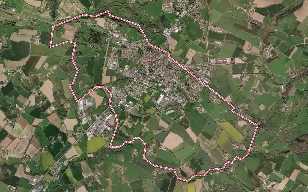 Vue satellite de La Châtaigneraie avec ses contours administratifs
