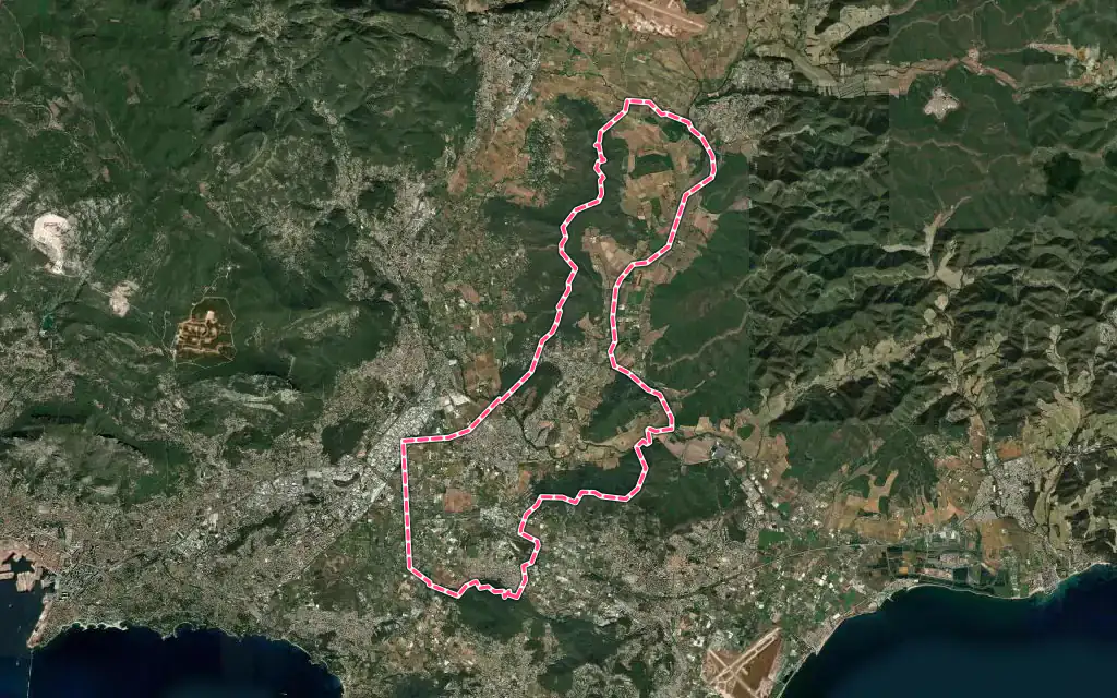Vue satellite de La Crau avec ses contours administratifs
