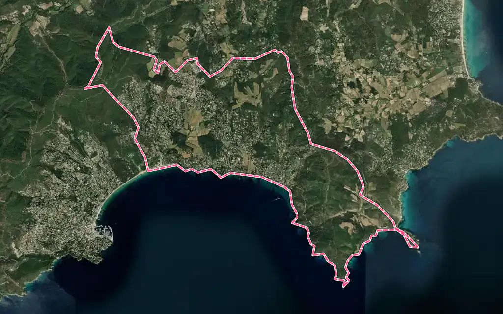 Vue satellite de La Croix-Valmer avec ses contours administratifs