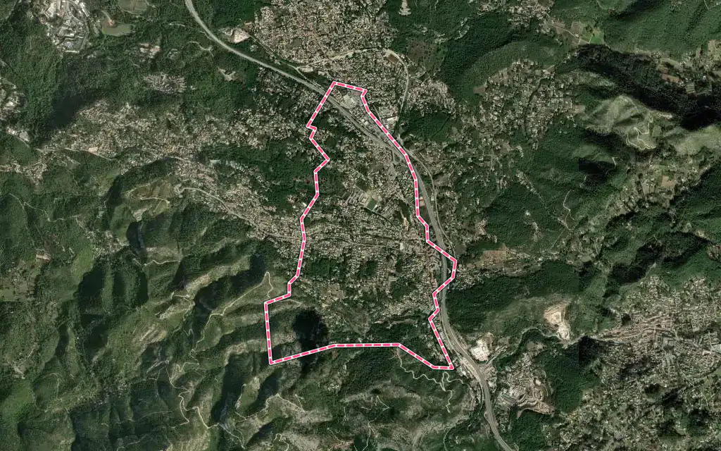 Vue satellite de La Destrousse avec ses contours administratifs