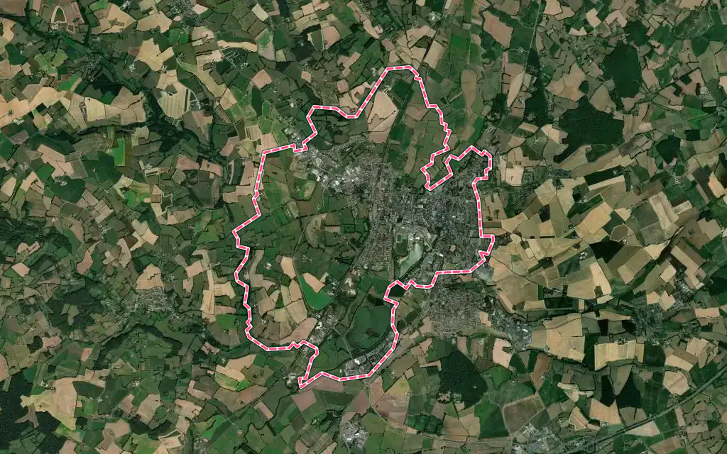 Vue satellite de La Ferté-Bernard avec ses contours administratifs