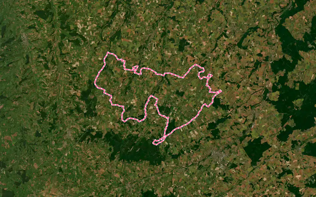 Vue satellite de La Ferté-en-Ouche avec ses contours administratifs