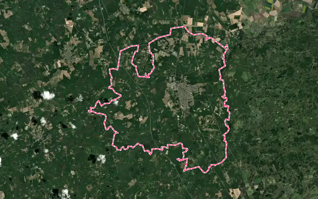 Vue satellite de La Ferté-Saint-Aubin avec ses contours administratifs
