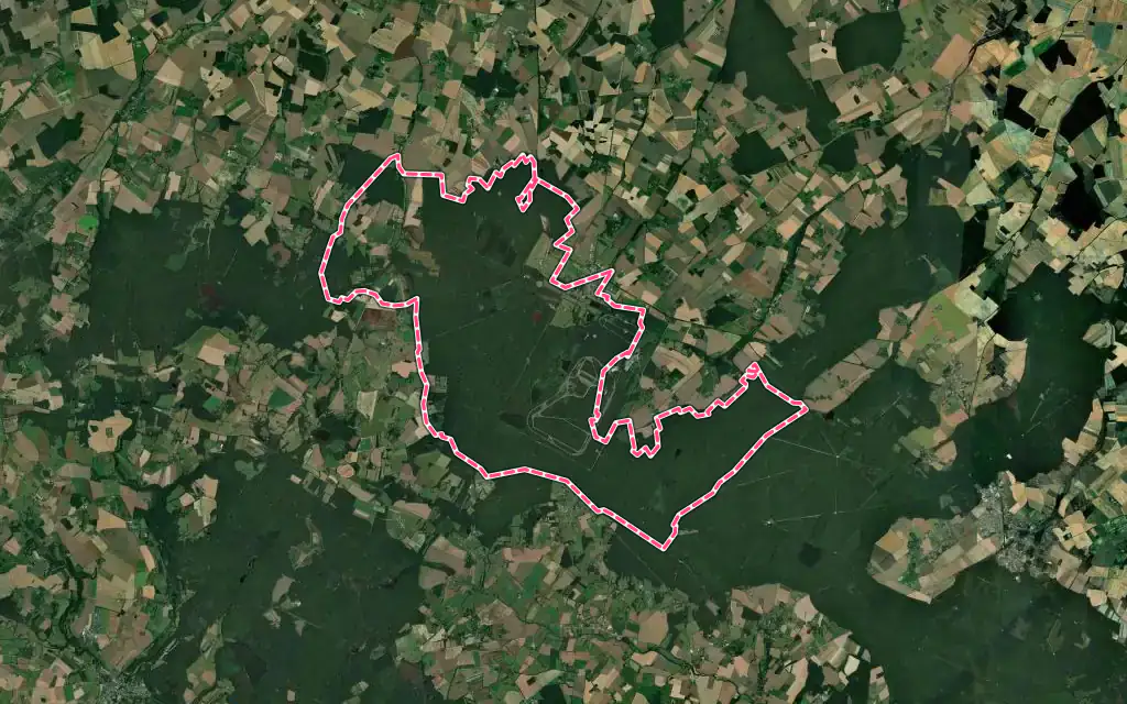 Vue satellite de La Ferté-Vidame avec ses contours administratifs