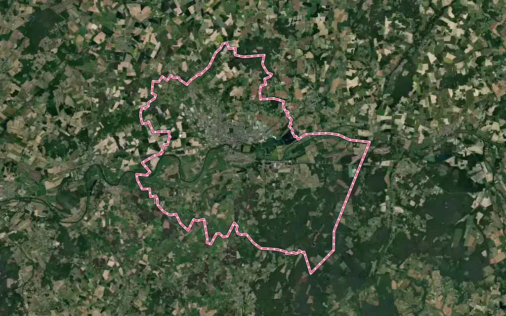 Vue satellite de La Flèche avec ses contours administratifs