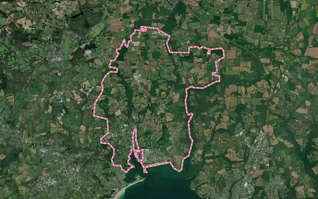 Vue satellite de La Forêt-Fouesnant avec ses contours administratifs