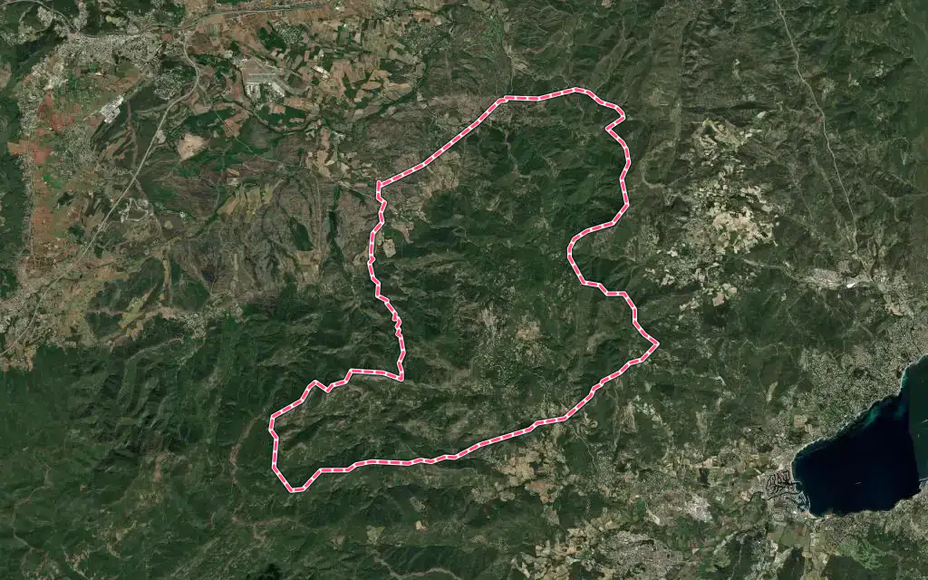 Vue satellite de La Garde-Freinet avec ses contours administratifs