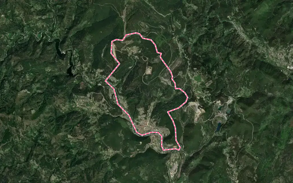 Vue satellite de La Grand-Combe avec ses contours administratifs
