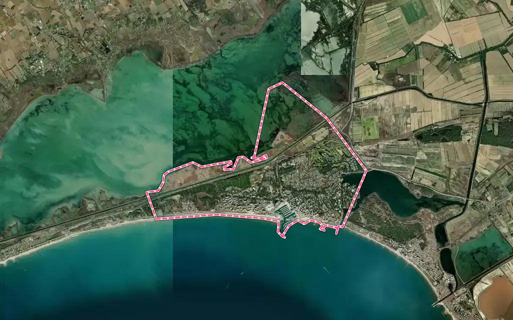 Vue satellite de La Grande-Motte avec ses contours administratifs