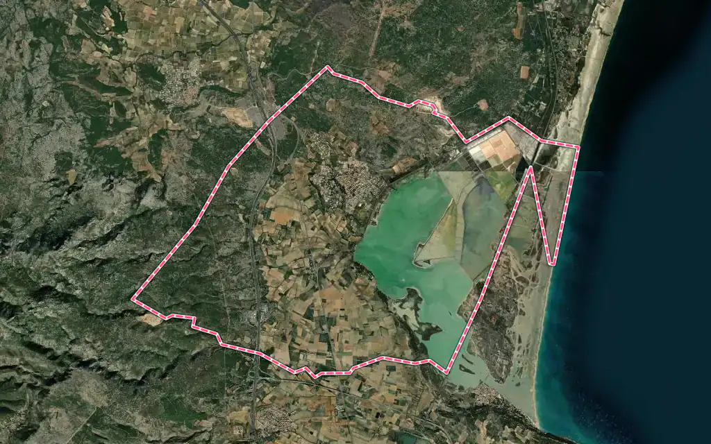 Vue satellite de La Palme avec ses contours administratifs