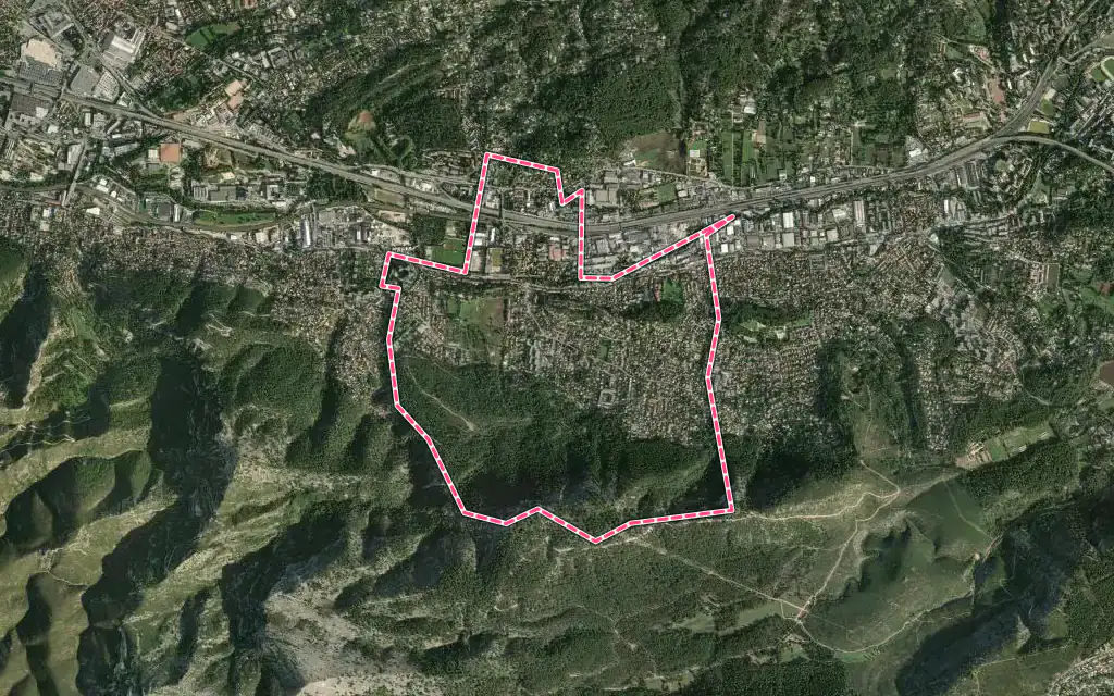 Vue satellite de La Penne-sur-Huveaune avec ses contours administratifs