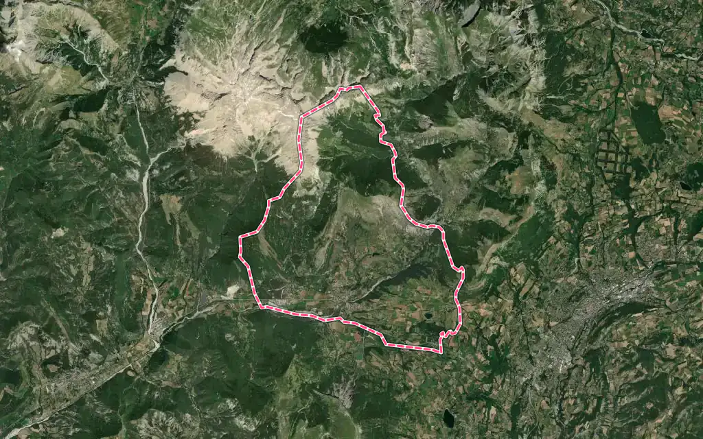 Vue satellite de La Roche-des-Arnauds avec ses contours administratifs