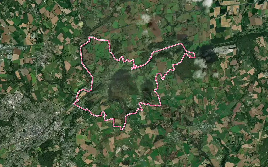 Vue satellite de La Roche-Maurice avec ses contours administratifs