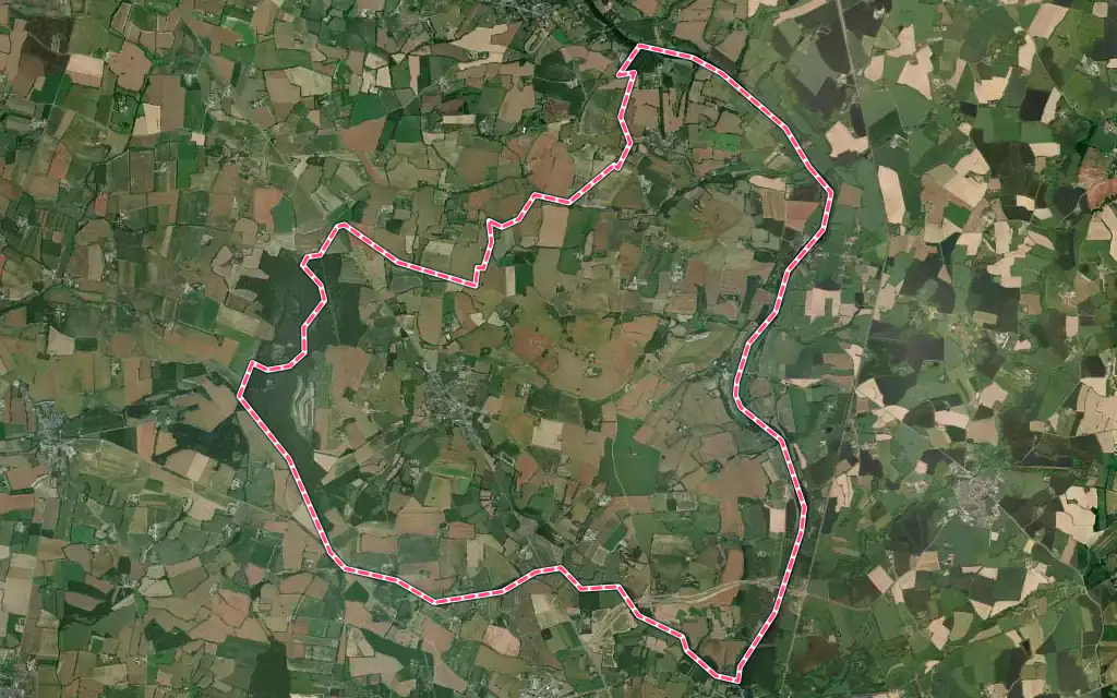 Vue satellite de La Roche-Neuville avec ses contours administratifs