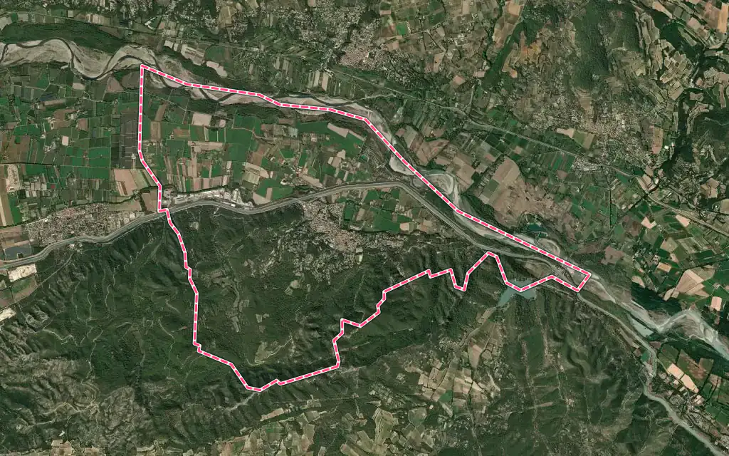Vue satellite de La Roque-d'Anthéron avec ses contours administratifs