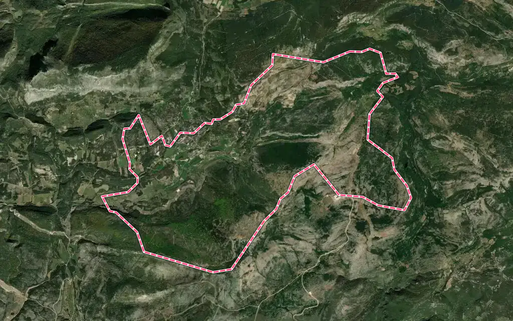 Vue satellite de La Roque-Esclapon avec ses contours administratifs