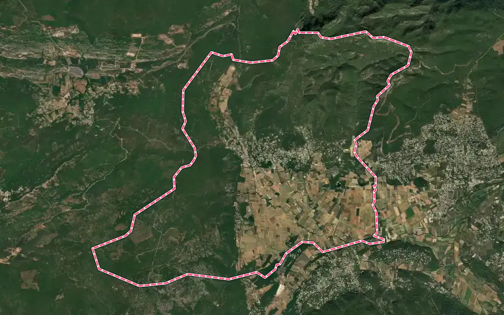 Vue satellite de La Roquebrussanne avec ses contours administratifs