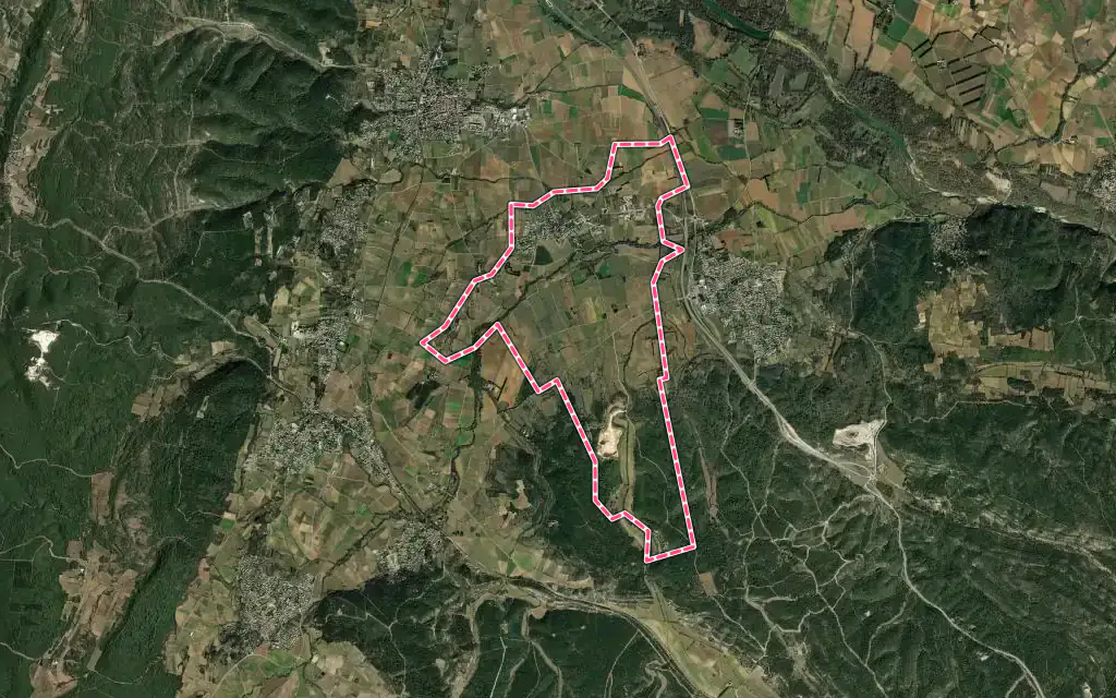 Vue satellite de La Rouvière avec ses contours administratifs