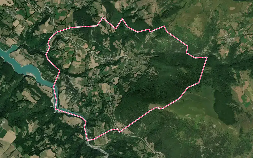 Vue satellite de La Salle-en-Beaumont avec ses contours administratifs