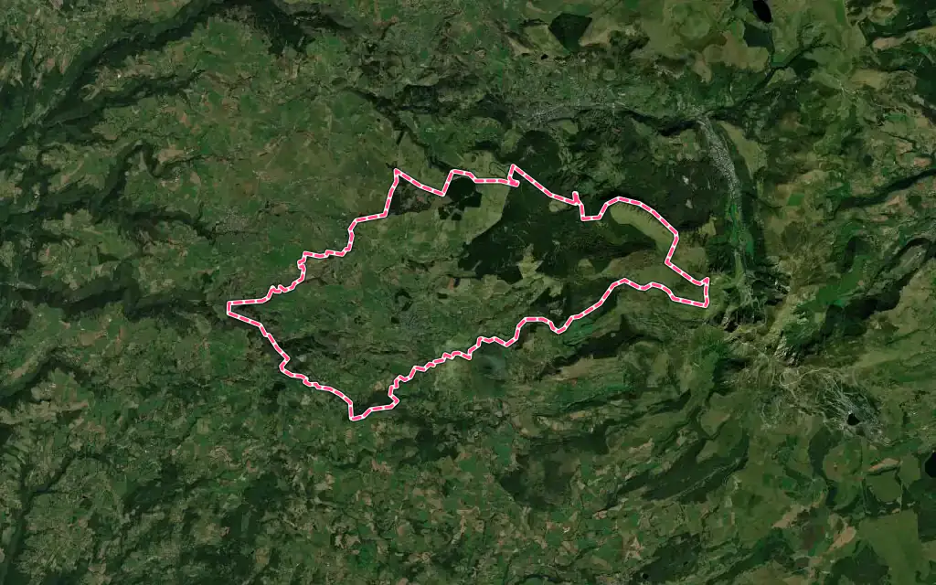 Vue satellite de La Tour-d'Auvergne avec ses contours administratifs