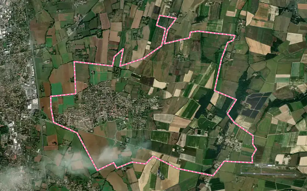 Vue satellite de La Tour-du-Crieu avec ses contours administratifs
