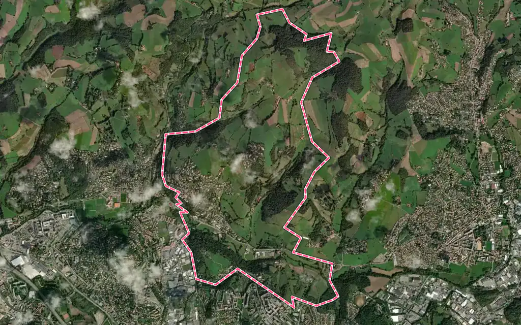 Vue satellite de La Tour-en-Jarez avec ses contours administratifs