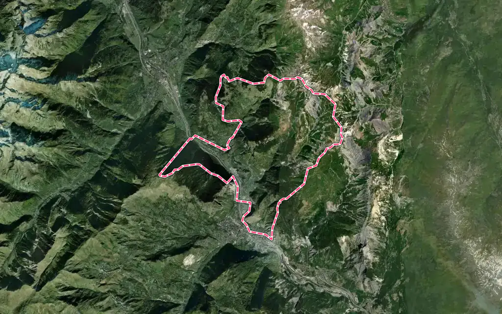 Vue satellite de La Tour-en-Maurienne avec ses contours administratifs