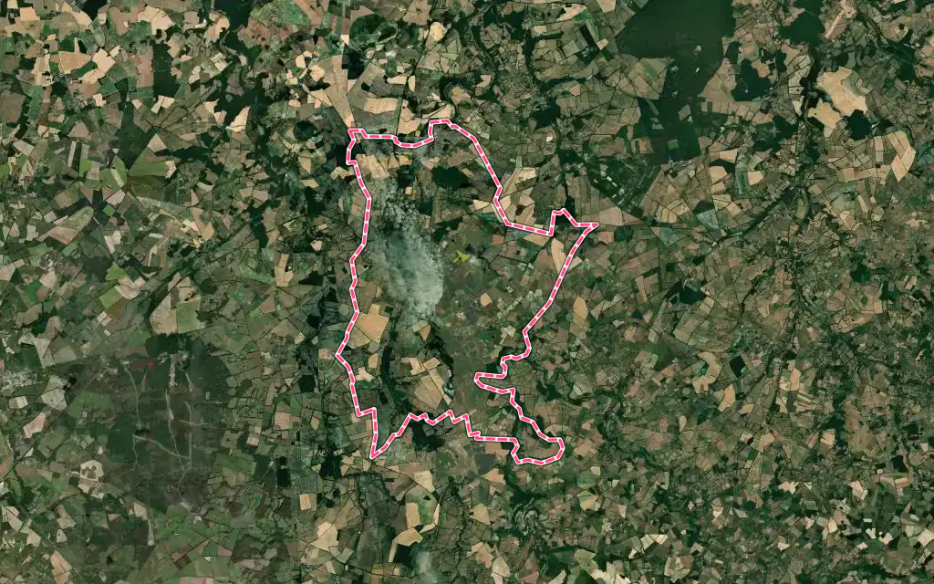 Vue satellite de La Trimouille avec ses contours administratifs