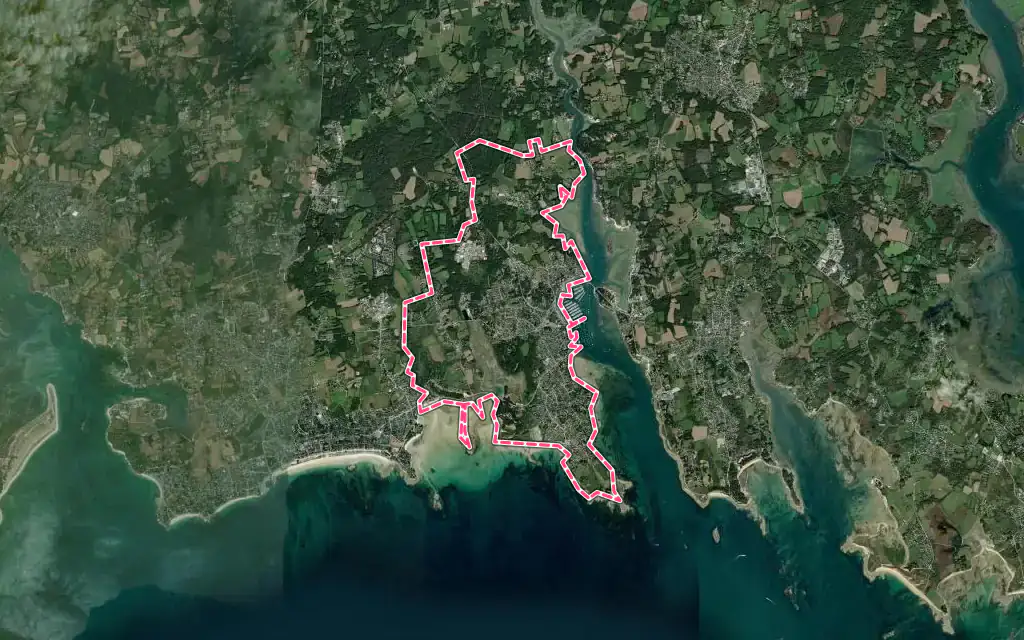 Vue satellite de La Trinité-sur-Mer avec ses contours administratifs