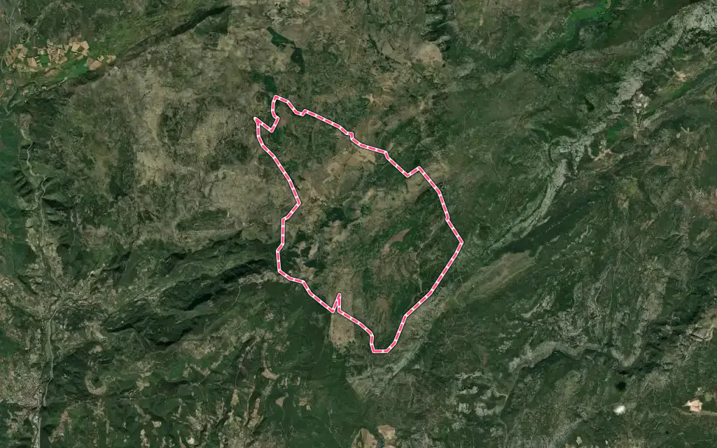Vue satellite de La Vacquerie-et-Saint-Martin-de-Castries avec ses contours administratifs