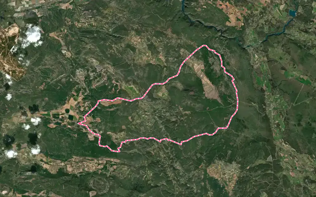 Vue satellite de La Verdière avec ses contours administratifs