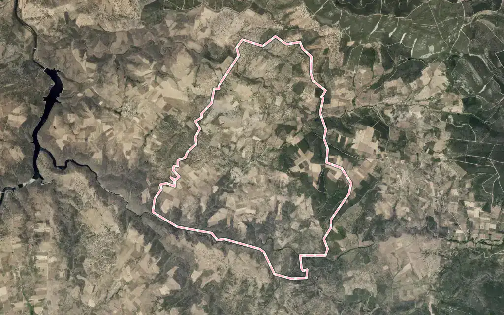 Vista satélite de La Atalaya con su contorno administrativo