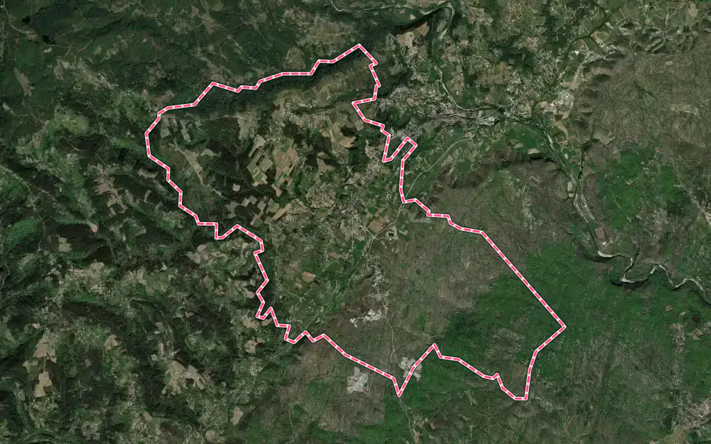 Vue satellite de Lablachère avec ses contours administratifs
