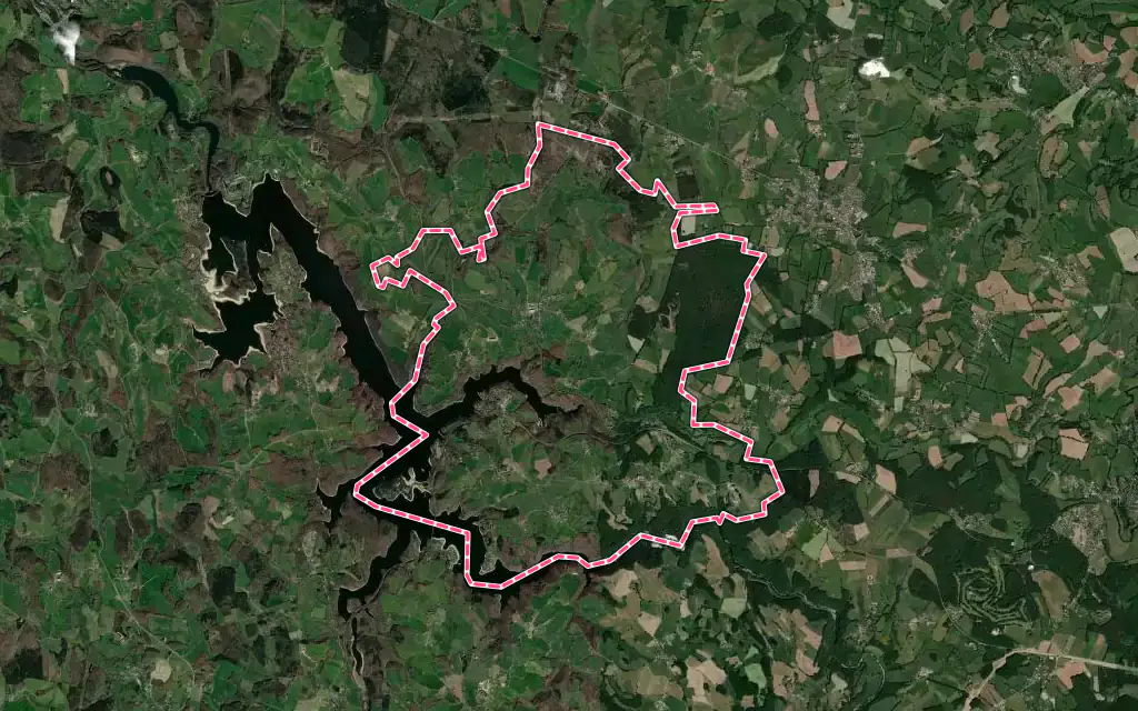 Vue satellite de Lacapelle-Viescamp avec ses contours administratifs