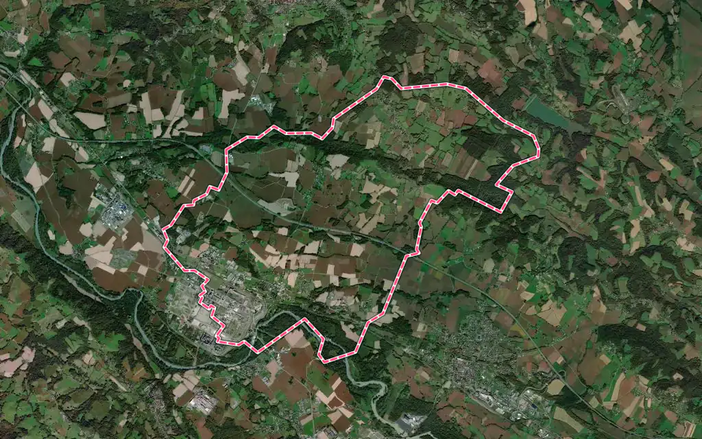 Vue satellite de Lacq avec ses contours administratifs