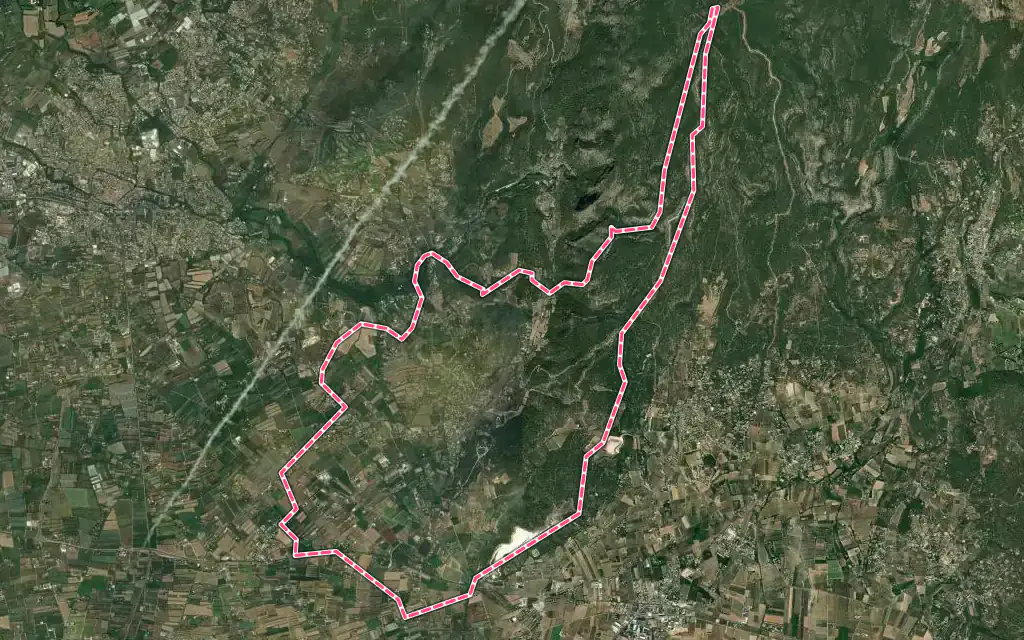 Vue satellite de Lagnes avec ses contours administratifs