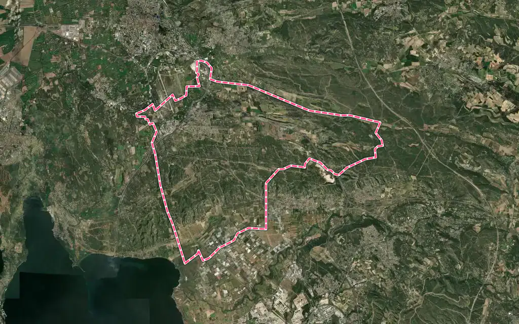Vue satellite de Lançon-Provence avec ses contours administratifs