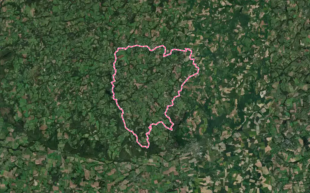 Vue satellite de Lanrivain avec ses contours administratifs