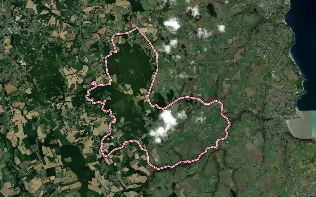 Vue satellite de Lantic avec ses contours administratifs