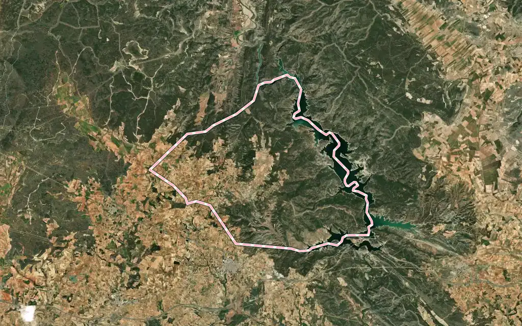 Vista satélite de La Pesquera con su contorno administrativo