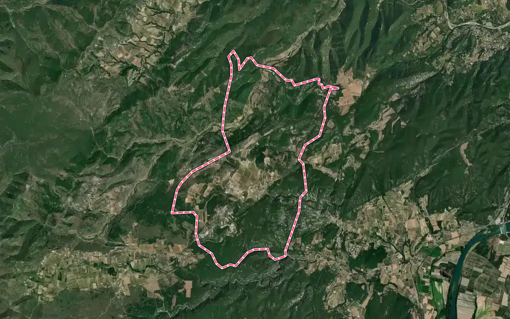 Vue satellite de Larnas avec ses contours administratifs