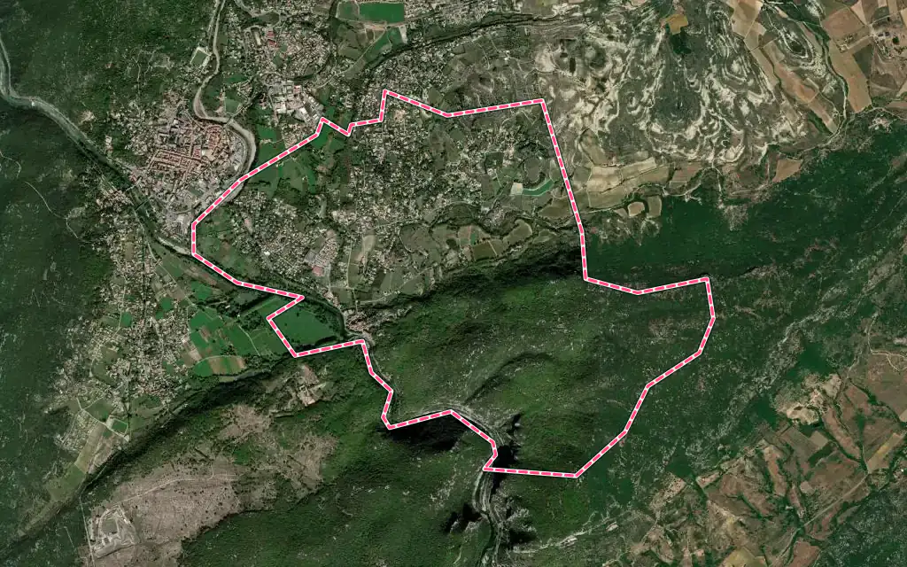 Vue satellite de Laroque avec ses contours administratifs