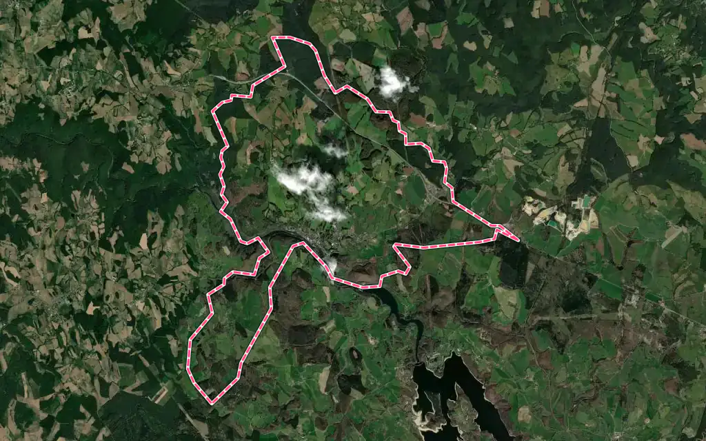 Vue satellite de Laroquebrou avec ses contours administratifs