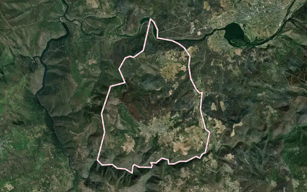 Vista satélite de Larouco con su contorno administrativo