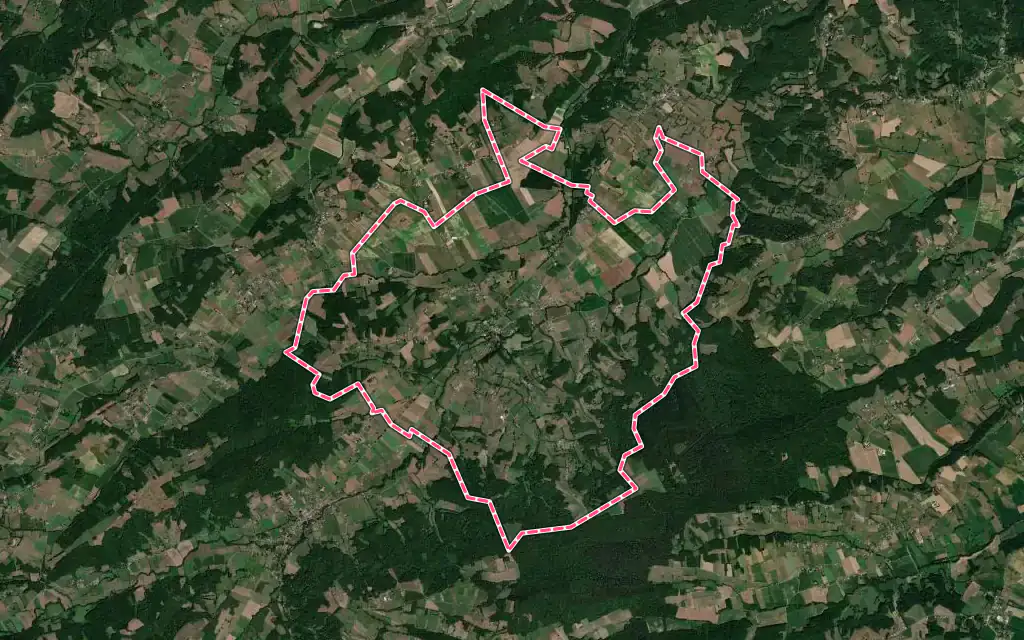 Vue satellite de Larroque avec ses contours administratifs