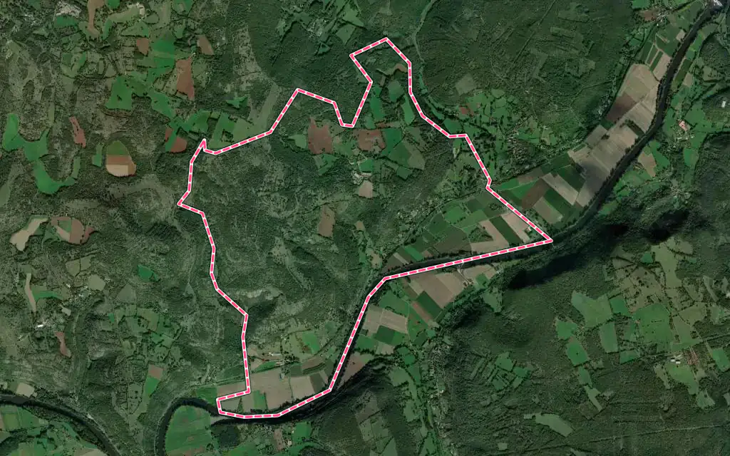 Vue satellite de Larroque-Toirac avec ses contours administratifs