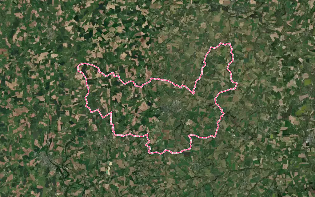 Vue satellite de Lassay-les-Châteaux avec ses contours administratifs