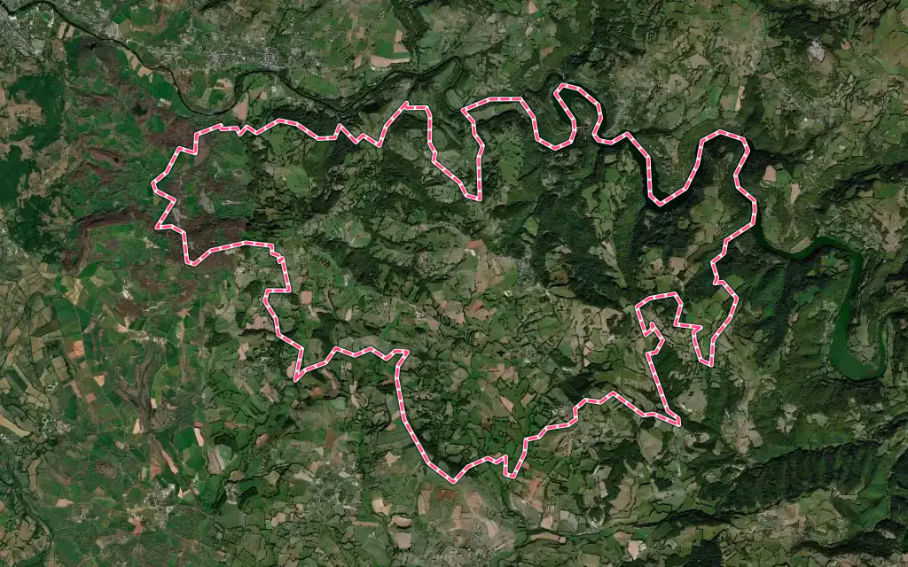 Vue satellite de Lassouts avec ses contours administratifs
