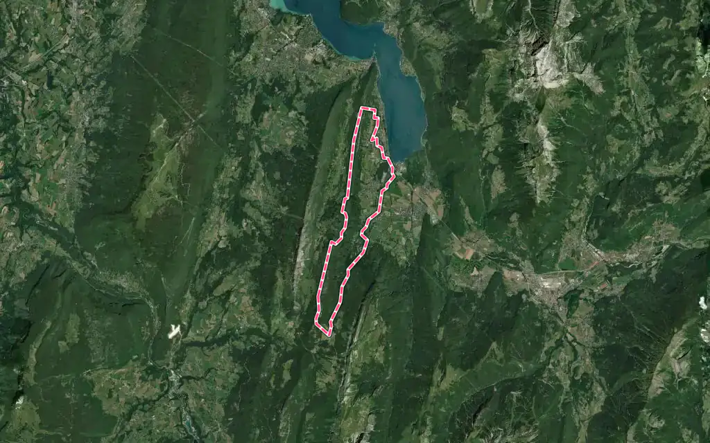 Vue satellite de Lathuile avec ses contours administratifs